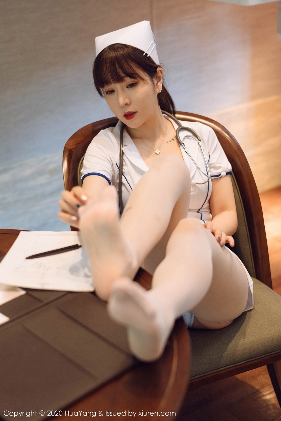 [HuaYang花漾]Vol.330_女神王雨纯西双版纳旅拍性感护士装配开档肉丝裤袜撩人诱惑写真102P