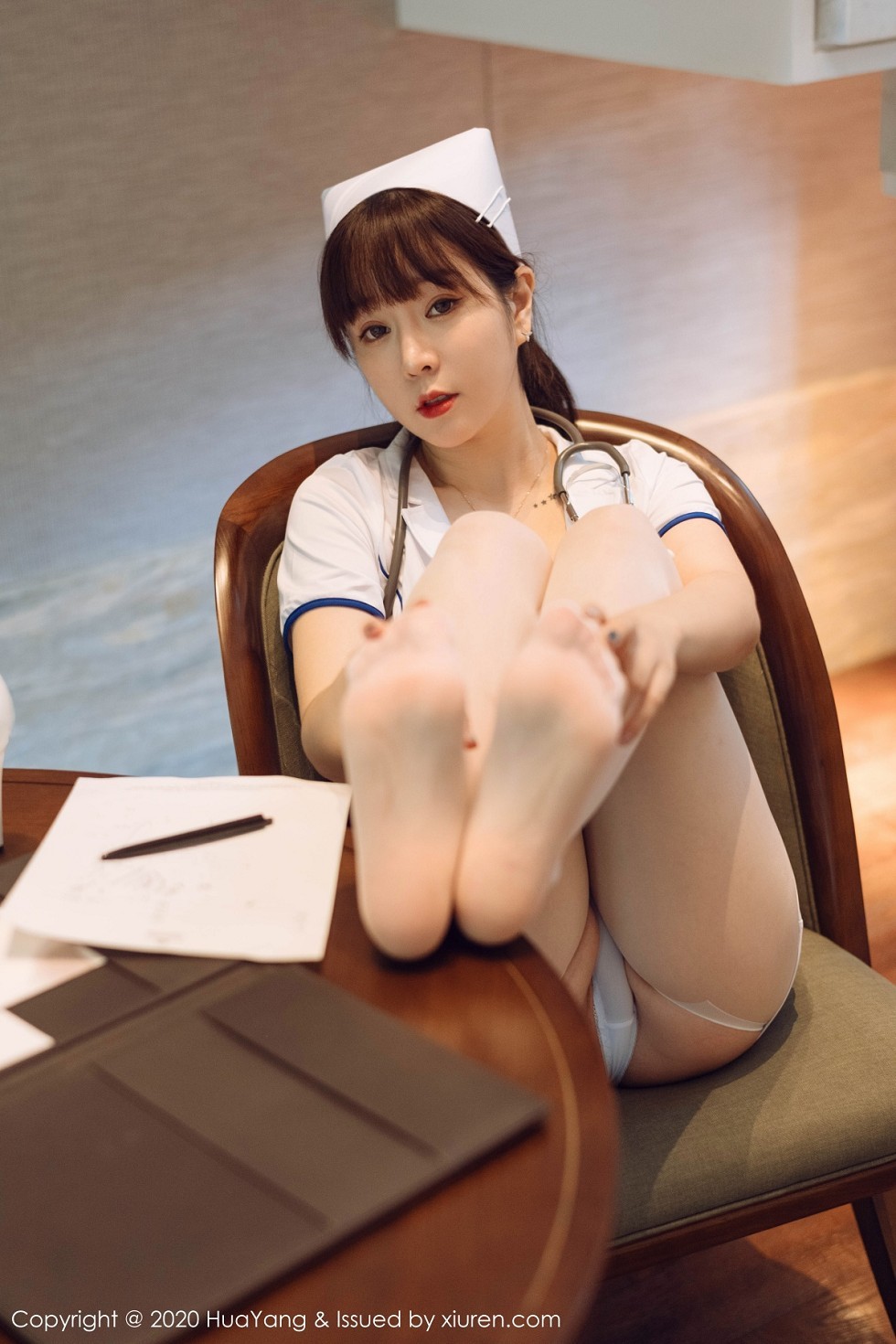 [HuaYang花漾]Vol.330_女神王雨纯西双版纳旅拍性感护士装配开档肉丝裤袜撩人诱惑写真102P