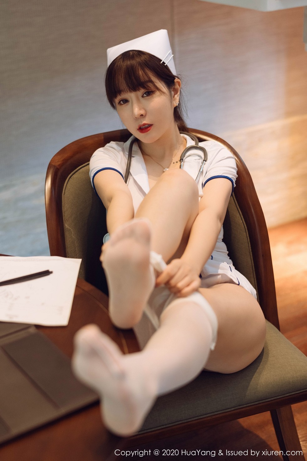 [HuaYang花漾]Vol.330_女神王雨纯西双版纳旅拍性感护士装配开档肉丝裤袜撩人诱惑写真102P