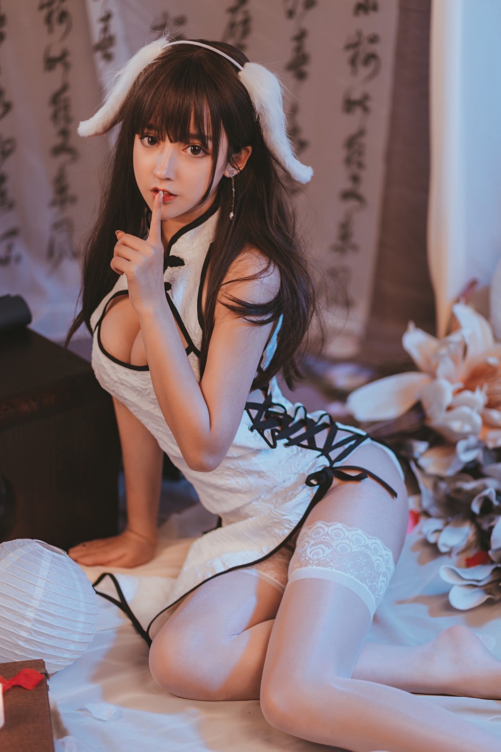 斗鱼主播过期米线线喵私房白色旗袍配白色蕾丝袜秀翘臀美腿诱惑写真22P