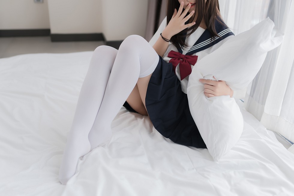 知名动漫博主蜜汁猫裘私房床上猫耳JK制服配白丝袜迷人诱惑写真40P