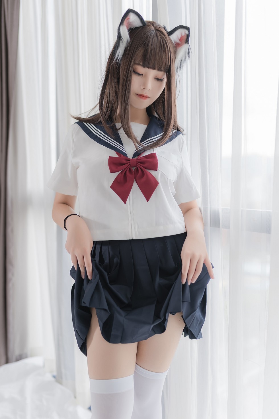 知名动漫博主蜜汁猫裘私房床上猫耳JK制服配白丝袜迷人诱惑写真40P