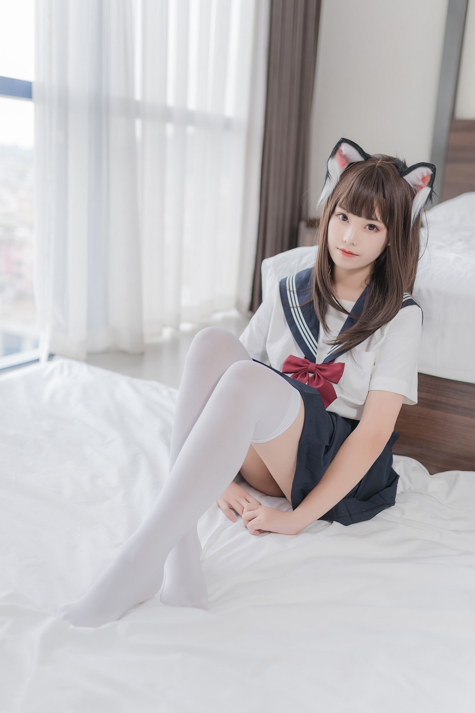 知名动漫博主蜜汁猫裘私房床上猫耳JK制服配白丝袜迷人诱惑写真40P