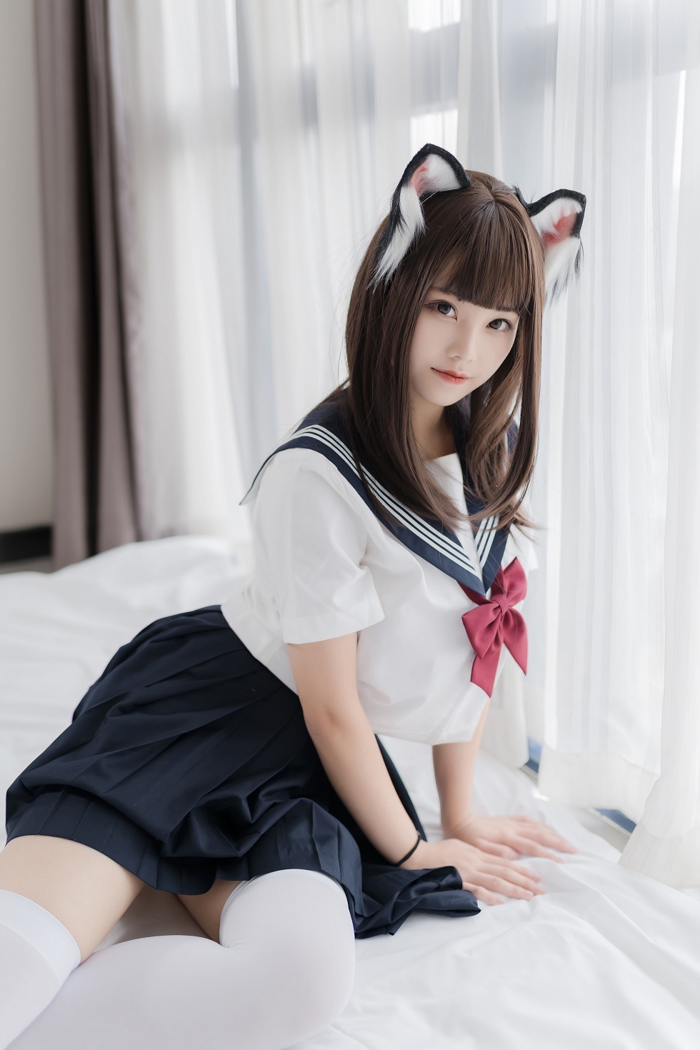 知名动漫博主蜜汁猫裘私房床上猫耳JK制服配白丝袜迷人诱惑写真40P