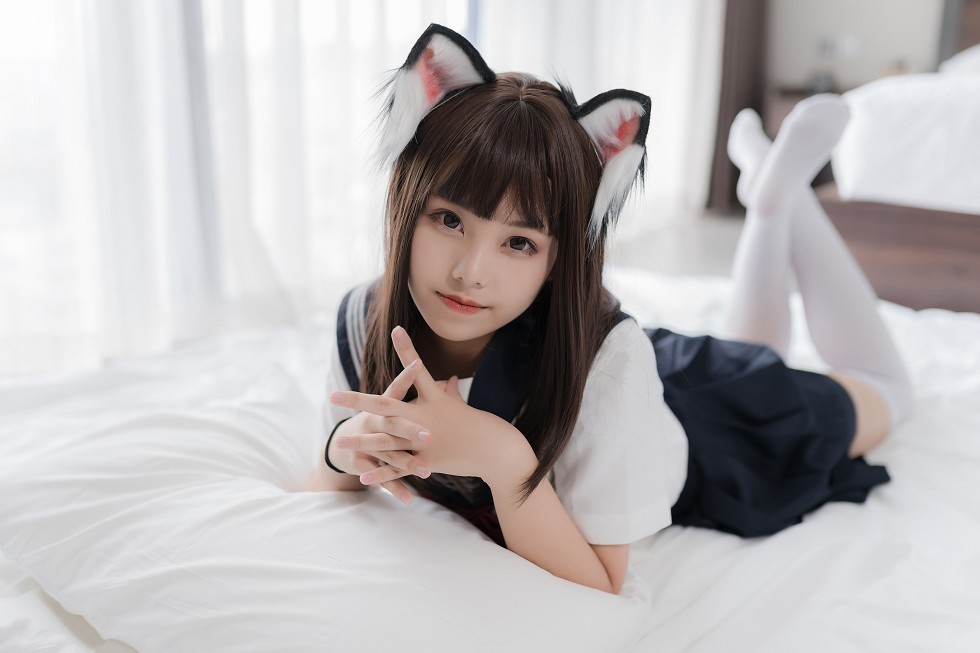 知名动漫博主蜜汁猫裘私房床上猫耳JK制服配白丝袜迷人诱惑写真40P