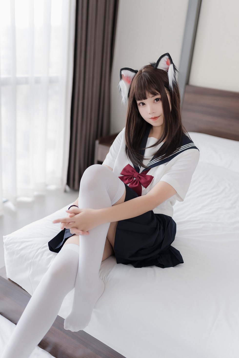 知名动漫博主蜜汁猫裘私房床上猫耳JK制服配白丝袜迷人诱惑写真40P