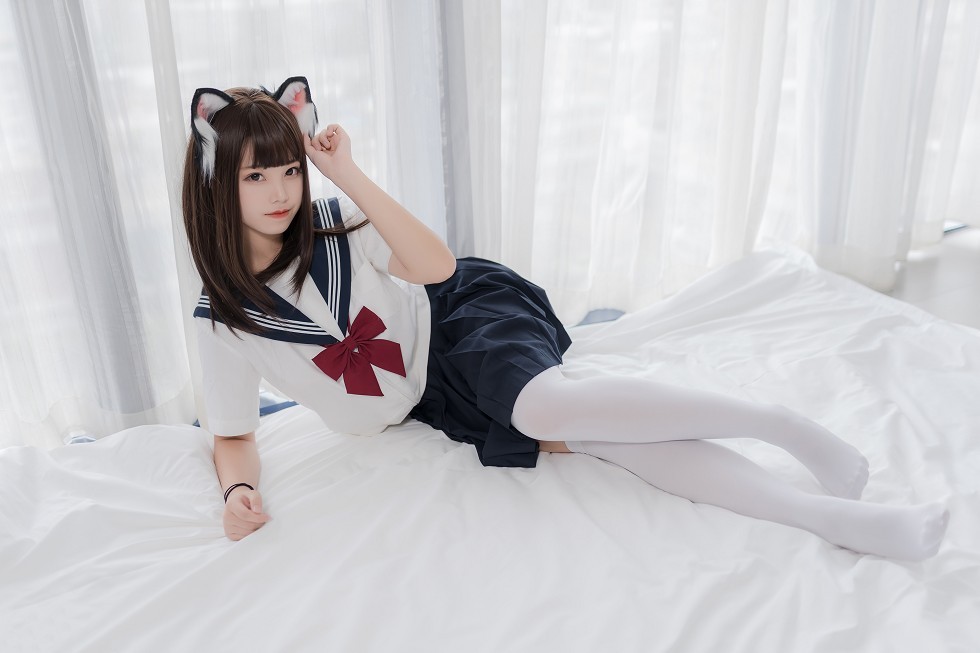 知名动漫博主蜜汁猫裘私房床上猫耳JK制服配白丝袜迷人诱惑写真40P