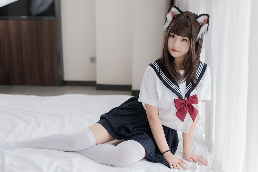 知名动漫博主蜜汁猫裘私房床上猫耳JK制服配白丝袜迷人诱惑写真40P