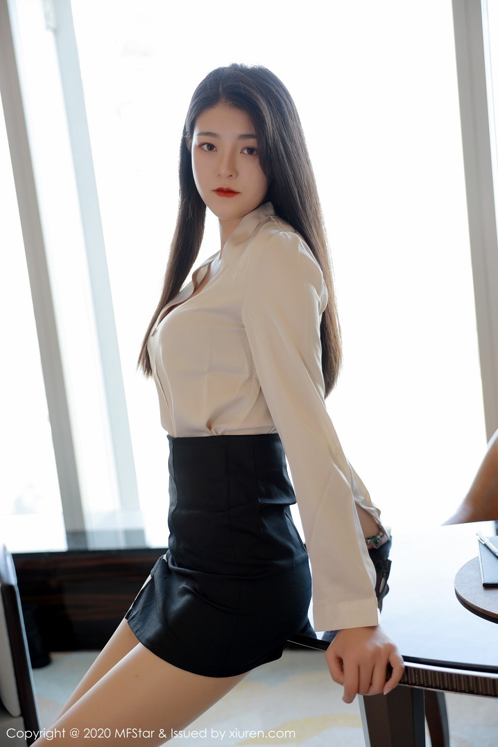[MFStar模范学院]Vol.418_嫩模Laura苏雨彤职场秘书OL主题黑短裙配肉丝裤袜诱惑写真41P