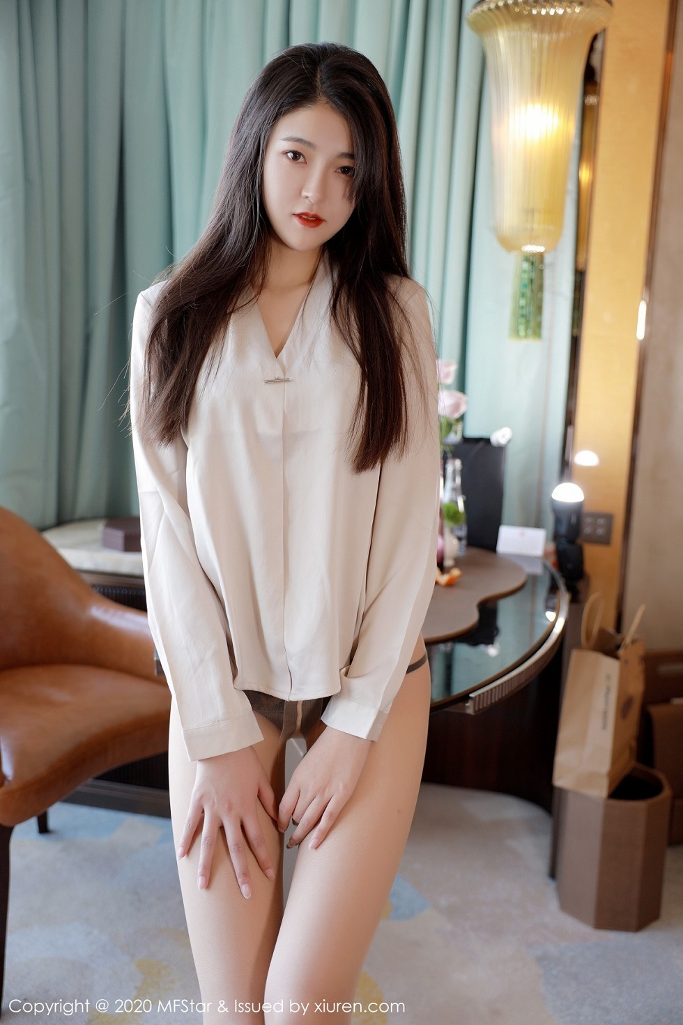 [MFStar模范学院]Vol.418_嫩模Laura苏雨彤职场秘书OL主题黑短裙配肉丝裤袜诱惑写真41P