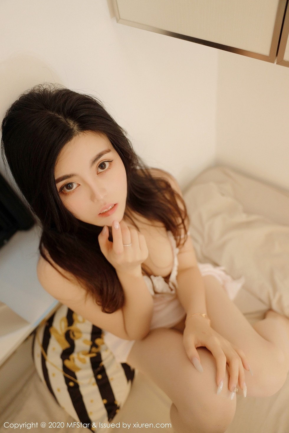 [MFStar模范学院]Vol.419_嫩模白甜典雅白色蕾丝睡衣半撩露白嫩翘臀极致诱惑写真40P