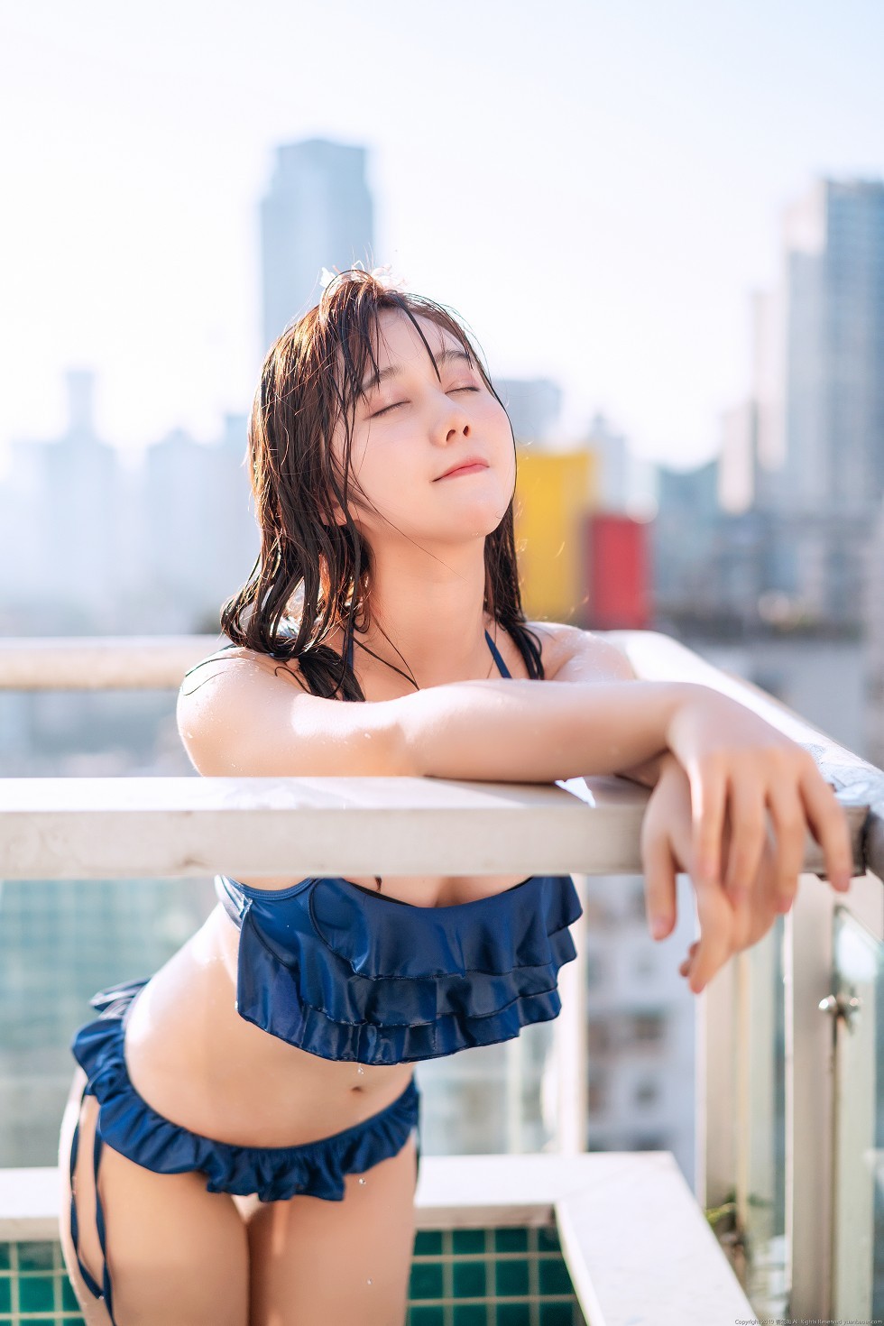 微博福利姬镜酱泳池性感蓝色比基尼秀迷人身材撩人诱惑写真61P