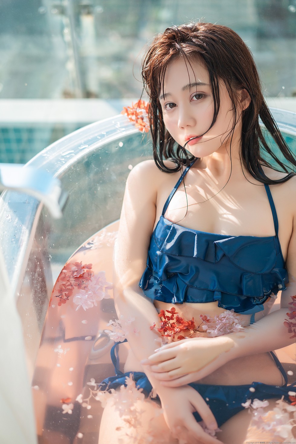 微博福利姬镜酱泳池性感蓝色比基尼秀迷人身材撩人诱惑写真61P