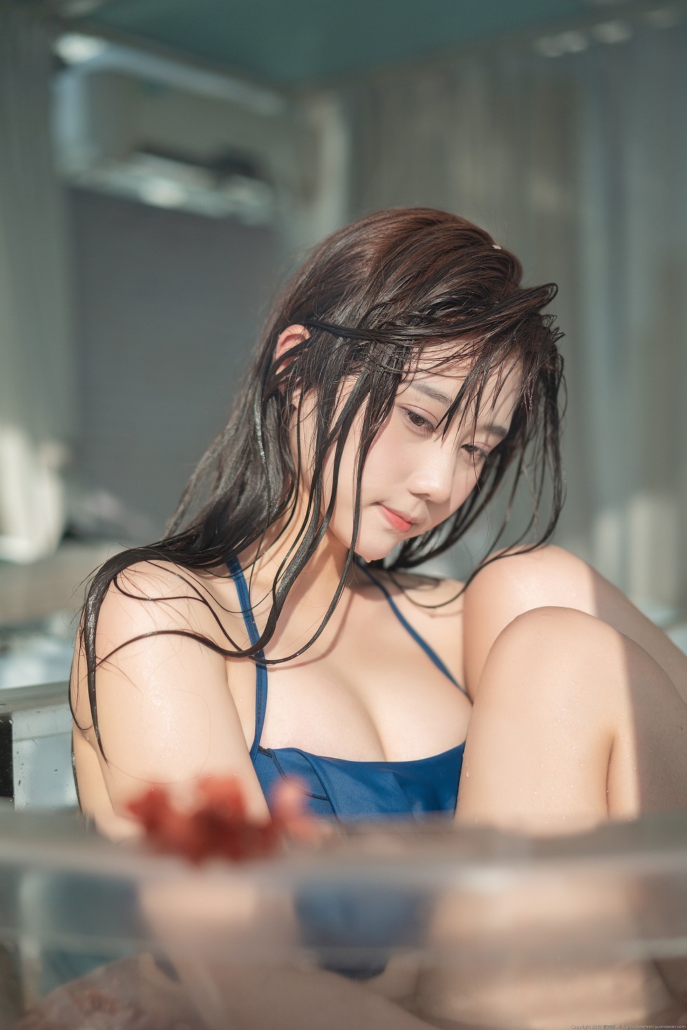 微博福利姬镜酱泳池性感蓝色比基尼秀迷人身材撩人诱惑写真61P