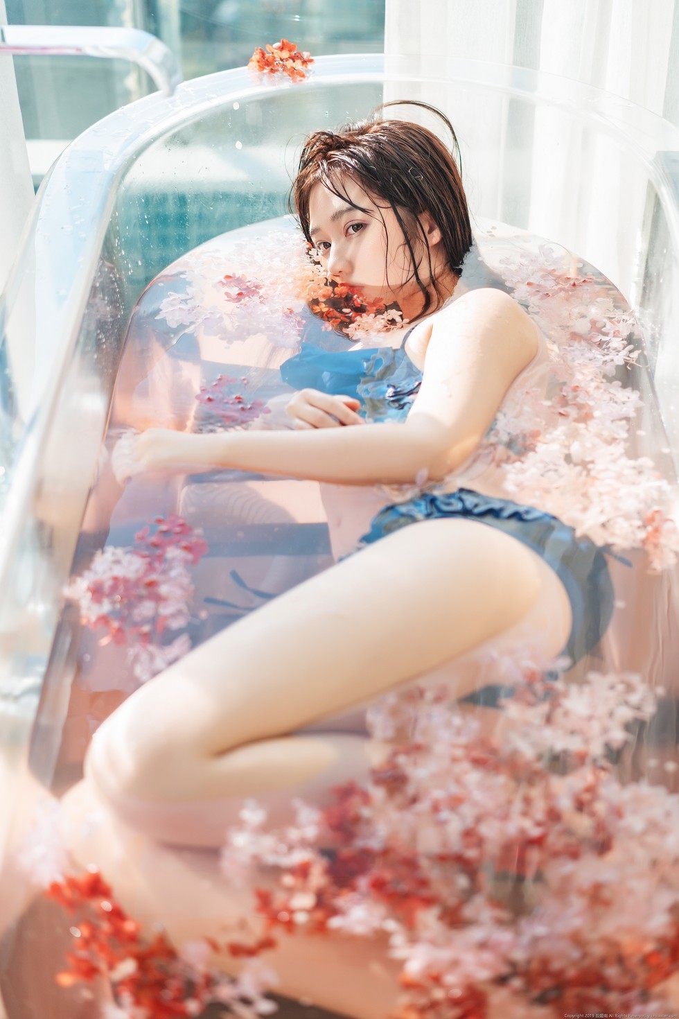 微博福利姬镜酱泳池性感蓝色比基尼秀迷人身材撩人诱惑写真61P