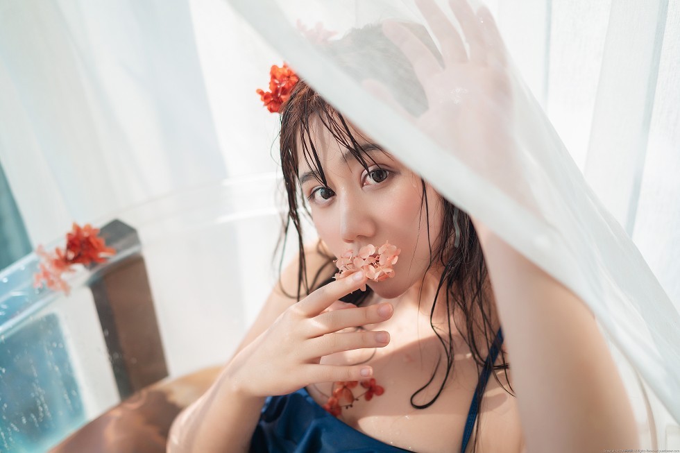 微博福利姬镜酱泳池性感蓝色比基尼秀迷人身材撩人诱惑写真61P
