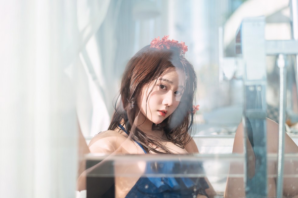 微博福利姬镜酱泳池性感蓝色比基尼秀迷人身材撩人诱惑写真61P