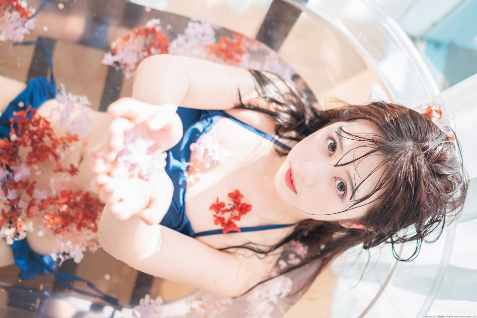 微博福利姬镜酱泳池性感蓝色比基尼秀迷人身材撩人诱惑写真61P