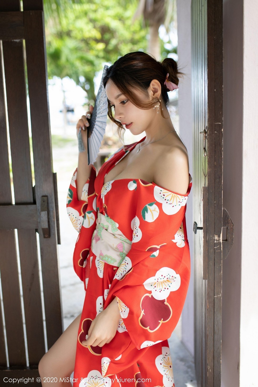 [MiStar魅妍社]Vol.326_嫩模沈佳熹私房鲜艳红色和服半露酥胸白嫩美腿诱惑写真45P