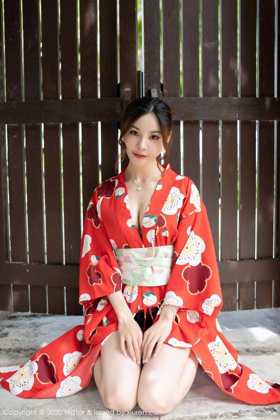 [MiStar魅妍社]Vol.326_嫩模沈佳熹私房鲜艳红色和服半露酥胸白嫩美腿诱惑写真45P