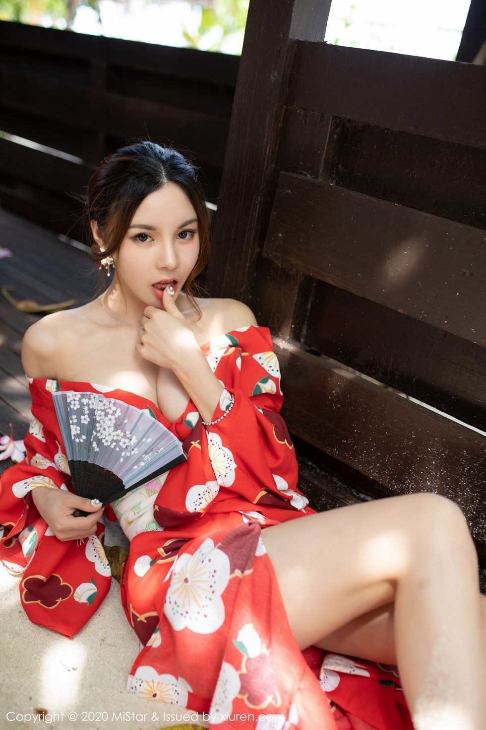 [MiStar魅妍社]Vol.326_嫩模沈佳熹私房鲜艳红色和服半露酥胸白嫩美腿诱惑写真45P