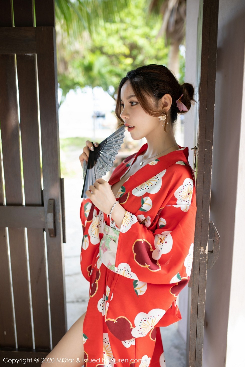 [MiStar魅妍社]Vol.326_嫩模沈佳熹私房鲜艳红色和服半露酥胸白嫩美腿诱惑写真45P