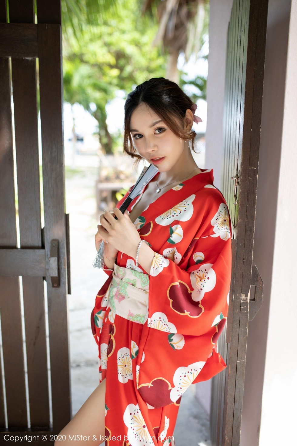 [MiStar魅妍社]Vol.326_嫩模沈佳熹私房鲜艳红色和服半露酥胸白嫩美腿诱惑写真45P