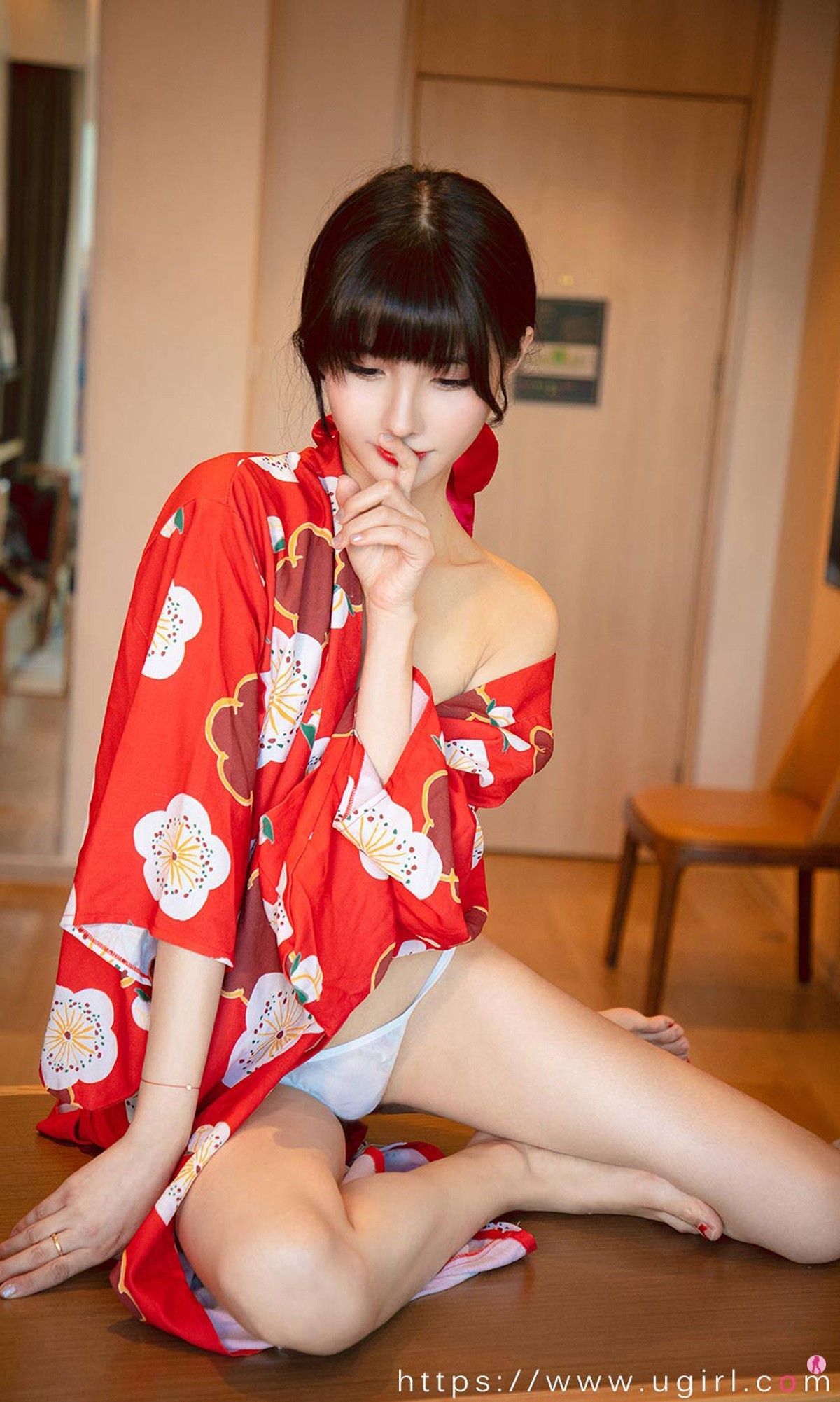 [Ugirls爱尤物]No.1976_嫩模猫猫私房红色日式和服半脱露豪乳半球撩人诱惑写真35P