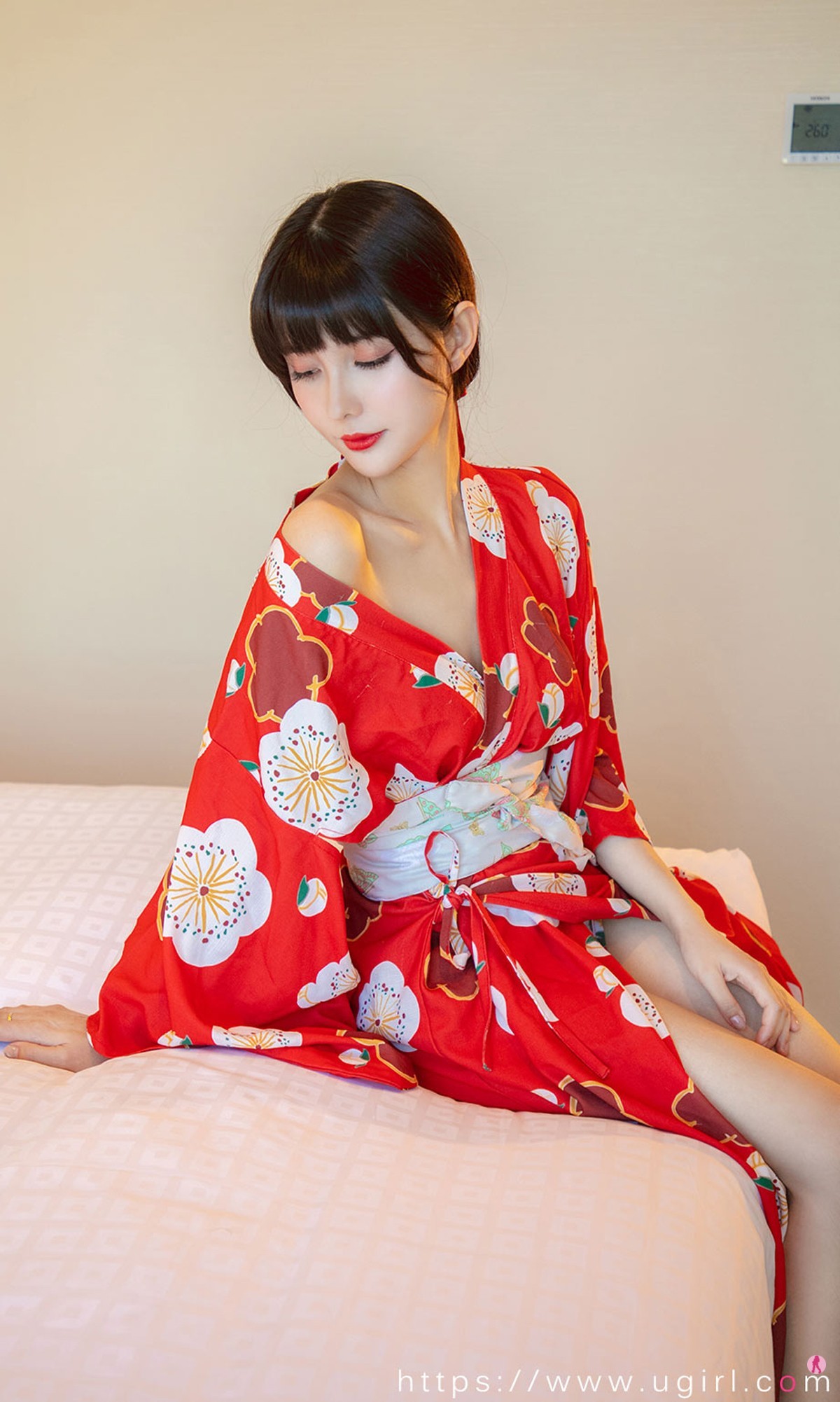 [Ugirls爱尤物]No.1976_嫩模猫猫私房红色日式和服半脱露豪乳半球撩人诱惑写真35P