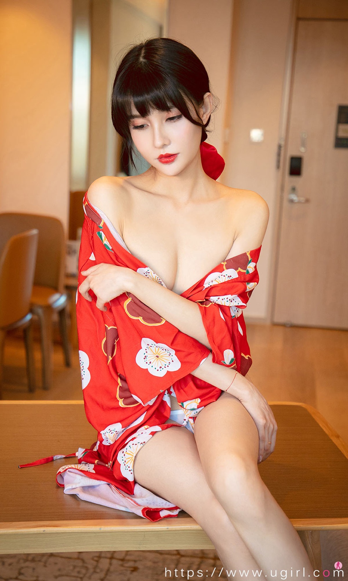 [Ugirls爱尤物]No.1976_嫩模猫猫私房红色日式和服半脱露豪乳半球撩人诱惑写真35P