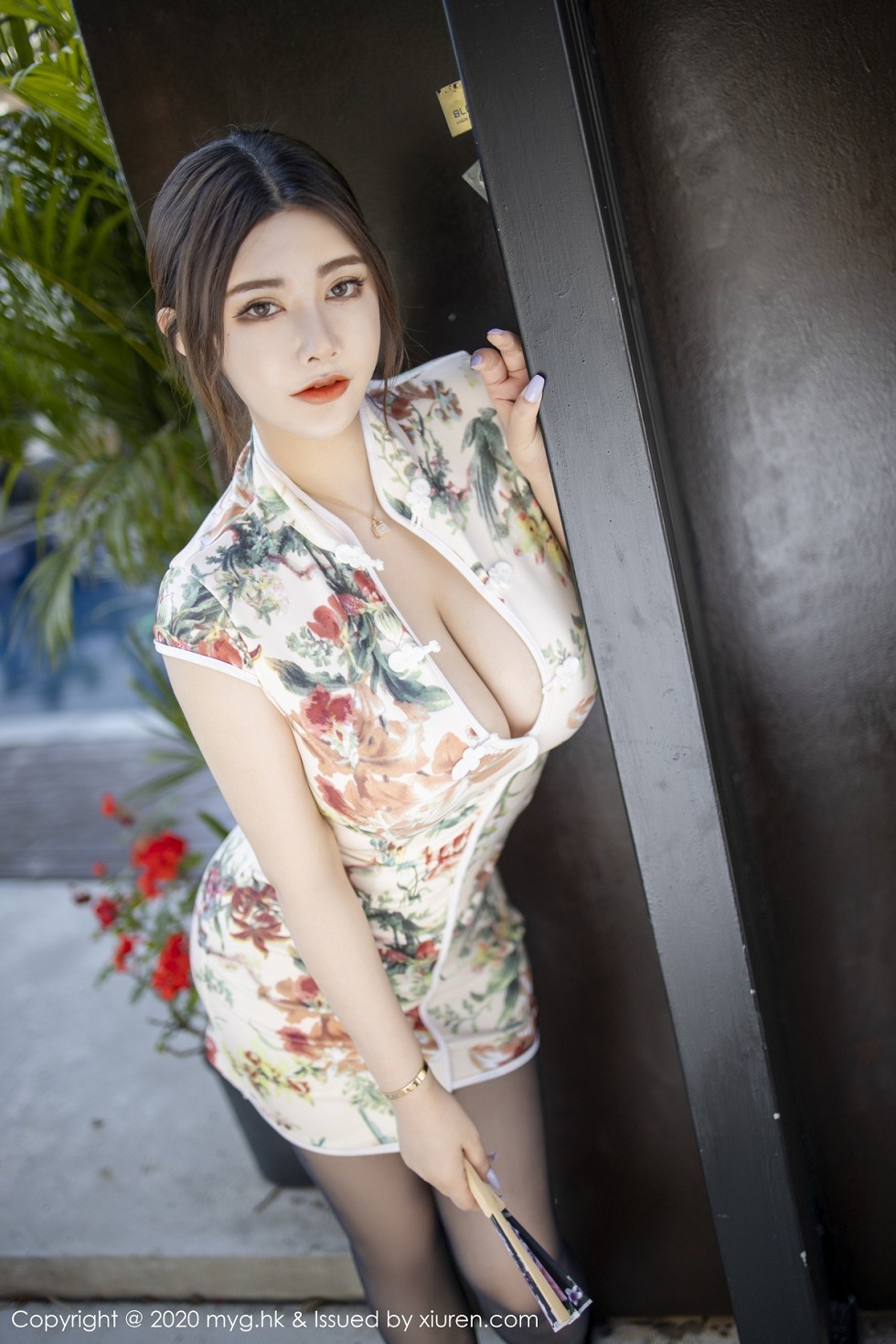 [MyGirl美媛馆]Vol.465_嫩模软软子性感古韵旗袍半脱露情趣内衣吊带黑丝极致诱惑写真52P