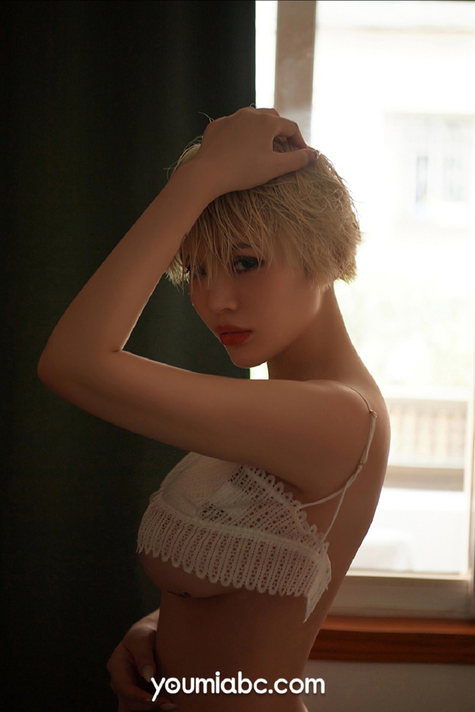 [YouMi尤蜜]Vol.481_嫩模Heidi撩拨の温柔主题白色蕾丝内衣半脱露豪乳诱惑写真43P