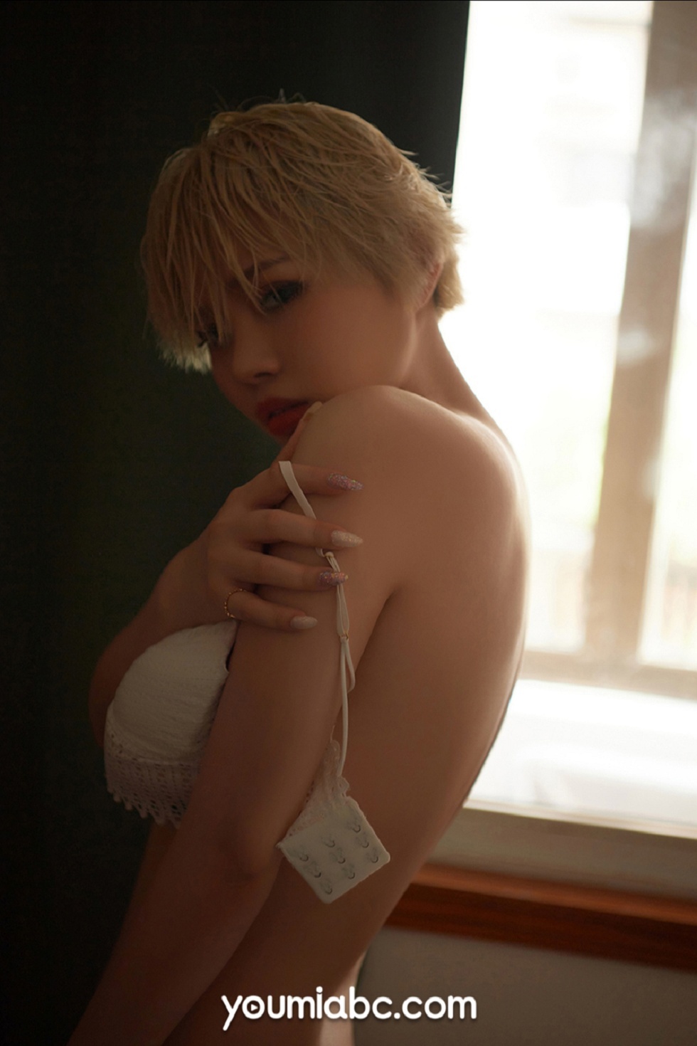[YouMi尤蜜]Vol.481_嫩模Heidi撩拨の温柔主题白色蕾丝内衣半脱露豪乳诱惑写真43P