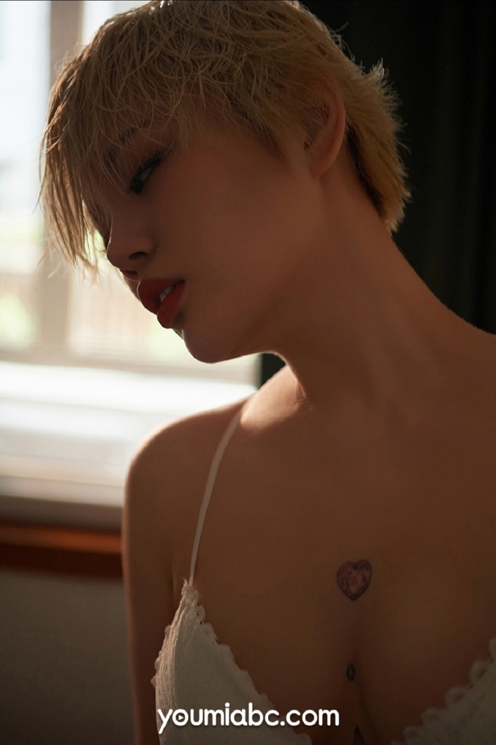[YouMi尤蜜]Vol.481_嫩模Heidi撩拨の温柔主题白色蕾丝内衣半脱露豪乳诱惑写真43P