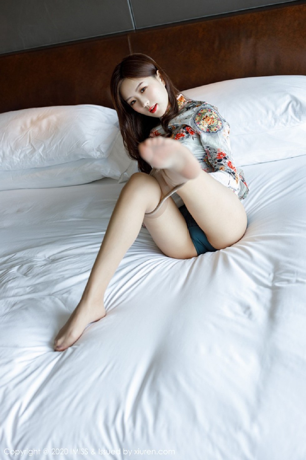 [IMISS爱蜜社]Vol.534_嫩模杨紫嫣Cynthia私房床上撩古韵旗袍露肉丝裤袜诱惑写真64P