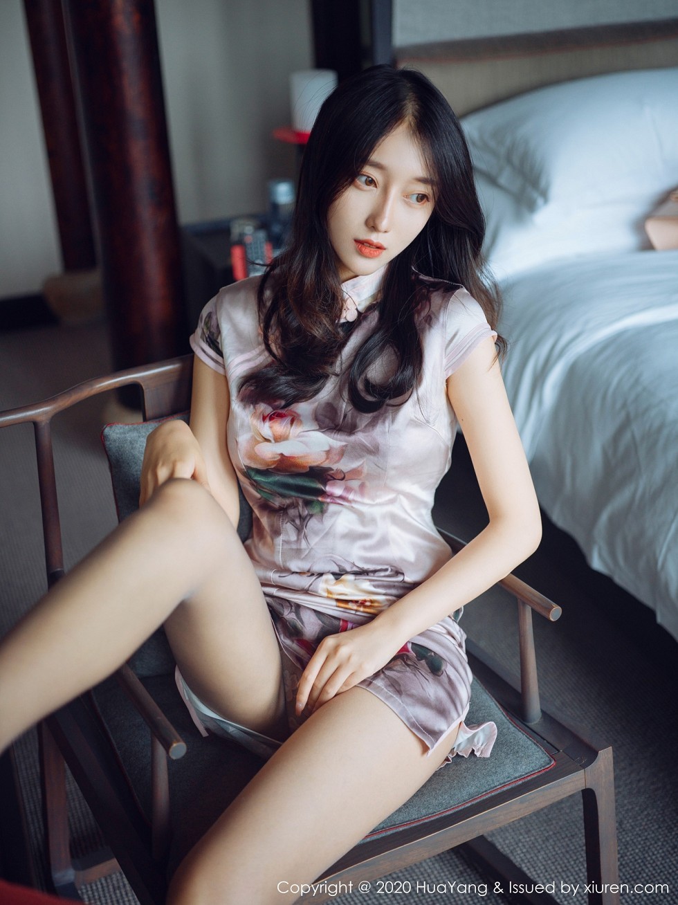 [HuaYang花漾]Vol.339_模特玥儿玥er杭州旅拍脱古韵旗袍露粉色内衣黑丝裤袜诱惑写真52P