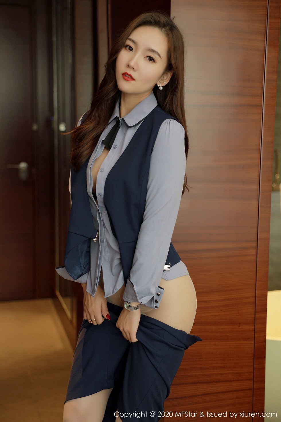 [MFStar模范学院]Vol.425_嫩模艾静香职场职业装主题半脱露无内肉丝秀翘臀诱惑写真44P