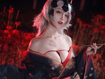 动漫博主铁板烧鬼舞w之黑贞系列低胸炫彩服饰半脱露白皙豪乳骚扰写真23P