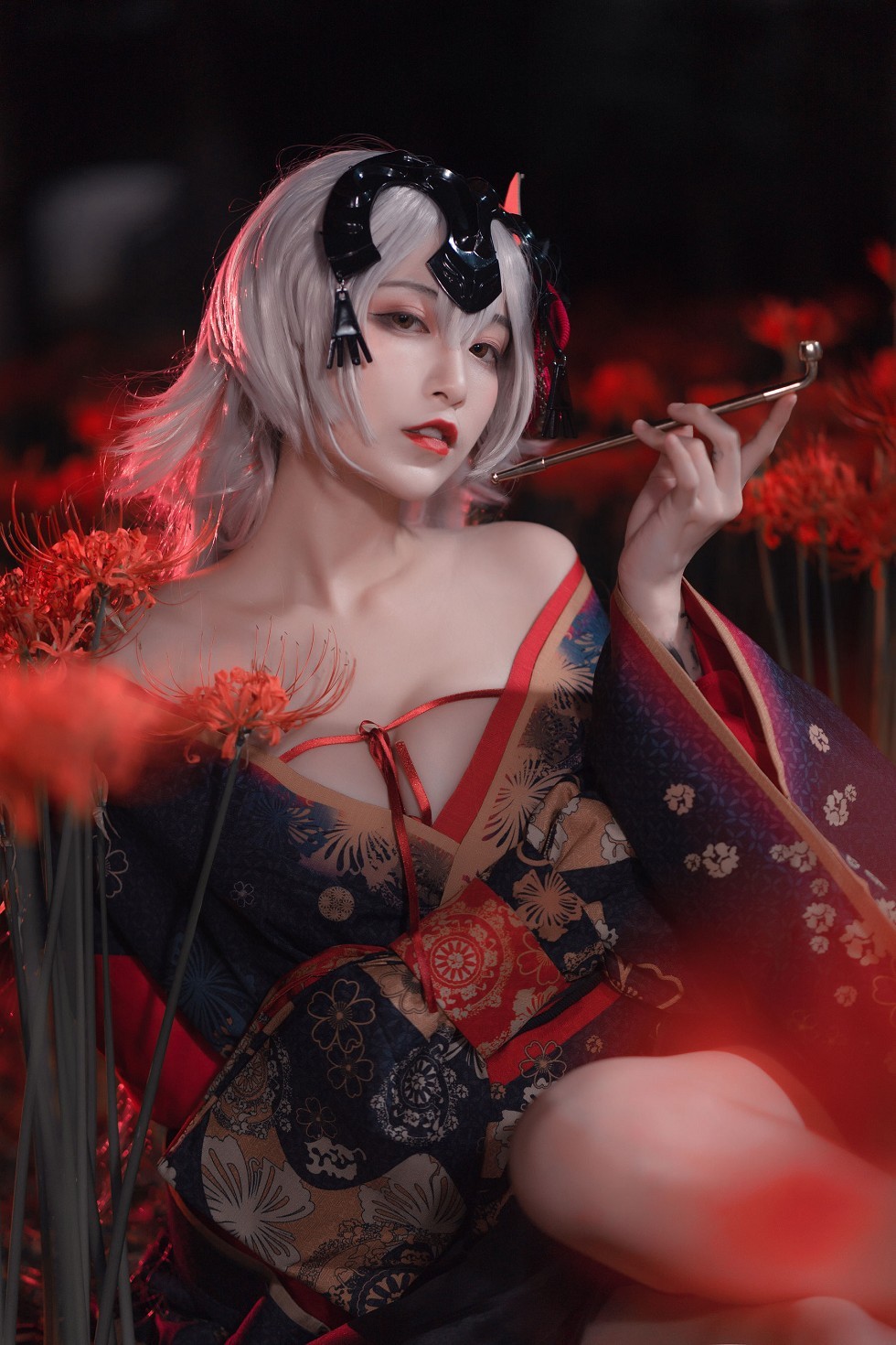 动漫博主铁板烧鬼舞w之黑贞系列低胸炫彩服饰半脱露白嫩豪乳诱惑写真23P