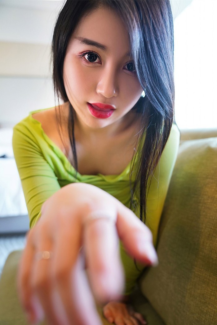 发情乳娘美七低胸激凸深沟极其撩人(图34)