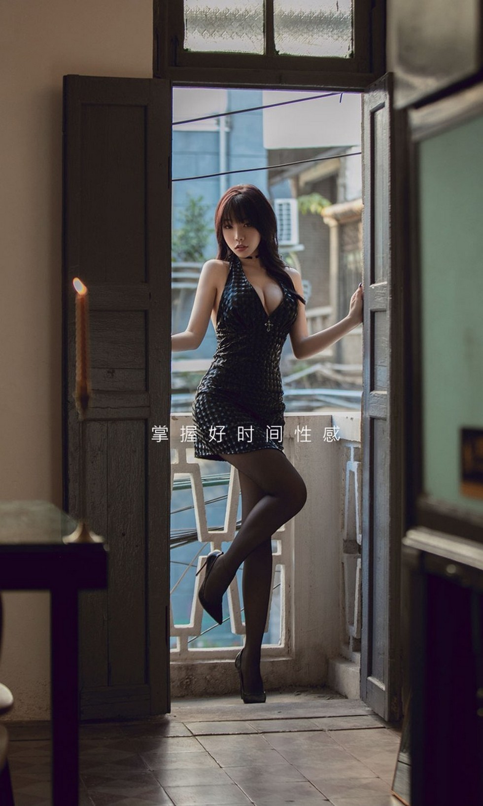 [Ugirls爱尤物]No.1990_嫩模芝芝Booty阳台上黑色连身裙配黑丝裤袜诱惑写真35P