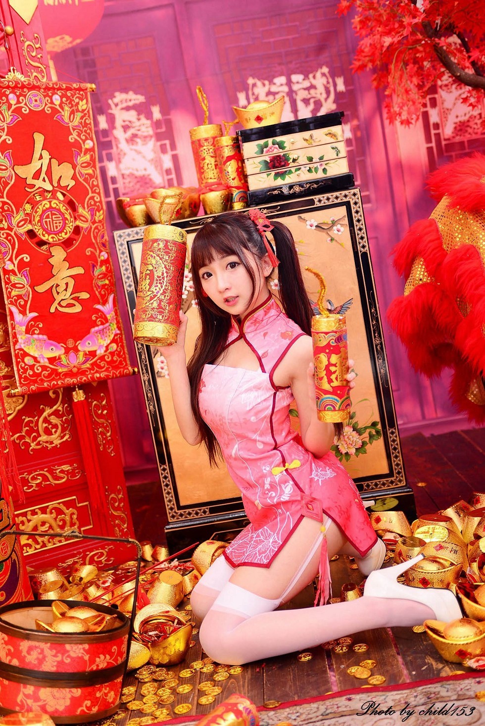 台湾美女刘点点喜气洋洋系列粉色旗袍装配吊带白丝袜迷人诱惑写真26P