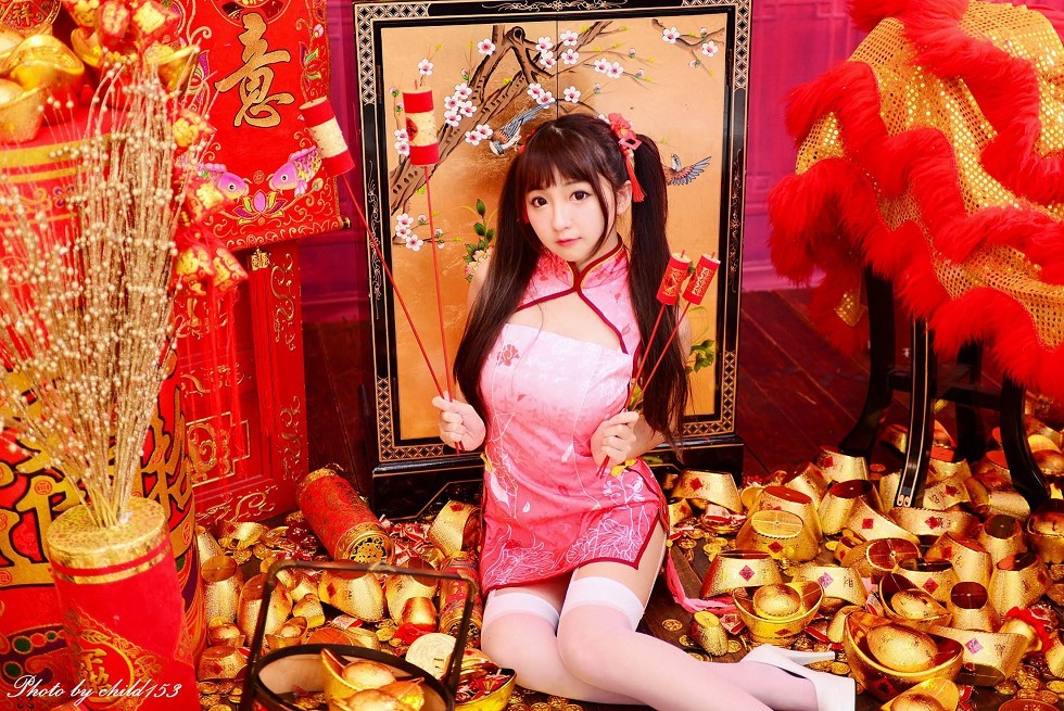 台湾美女刘点点喜气洋洋系列粉色旗袍装配吊带白丝袜迷人诱惑写真26P