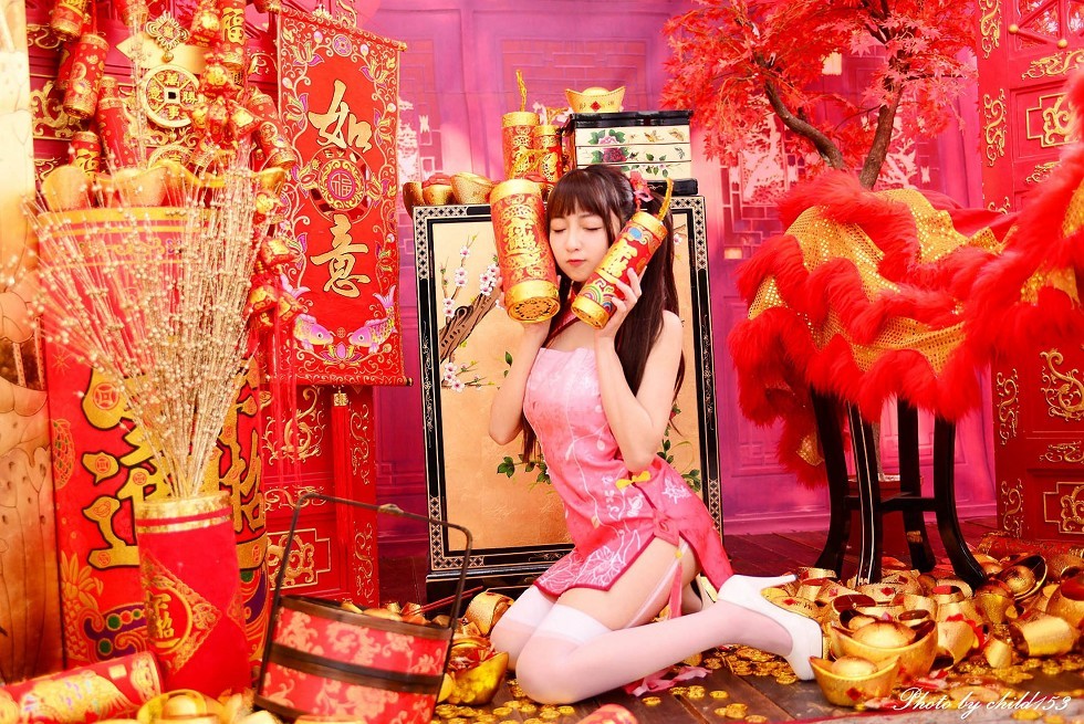 台湾美女刘点点喜气洋洋系列粉色旗袍装配吊带白丝袜迷人诱惑写真26P