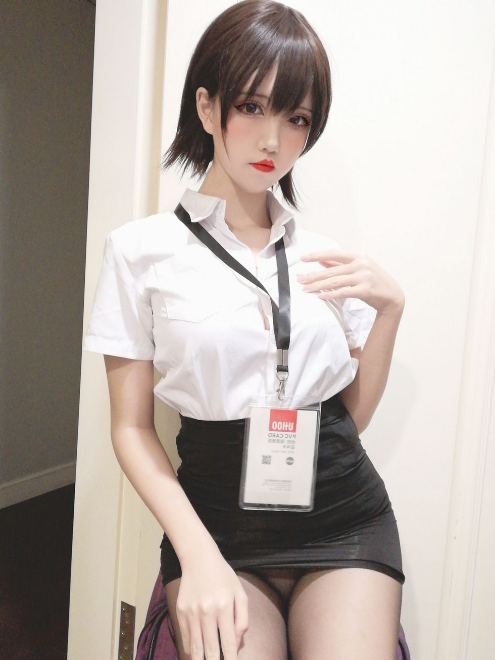 鬼马少女阿薰kaOri私房白衬衣配黑短裙黑丝OL+情趣露背毛衣秀豪乳诱惑写真59P