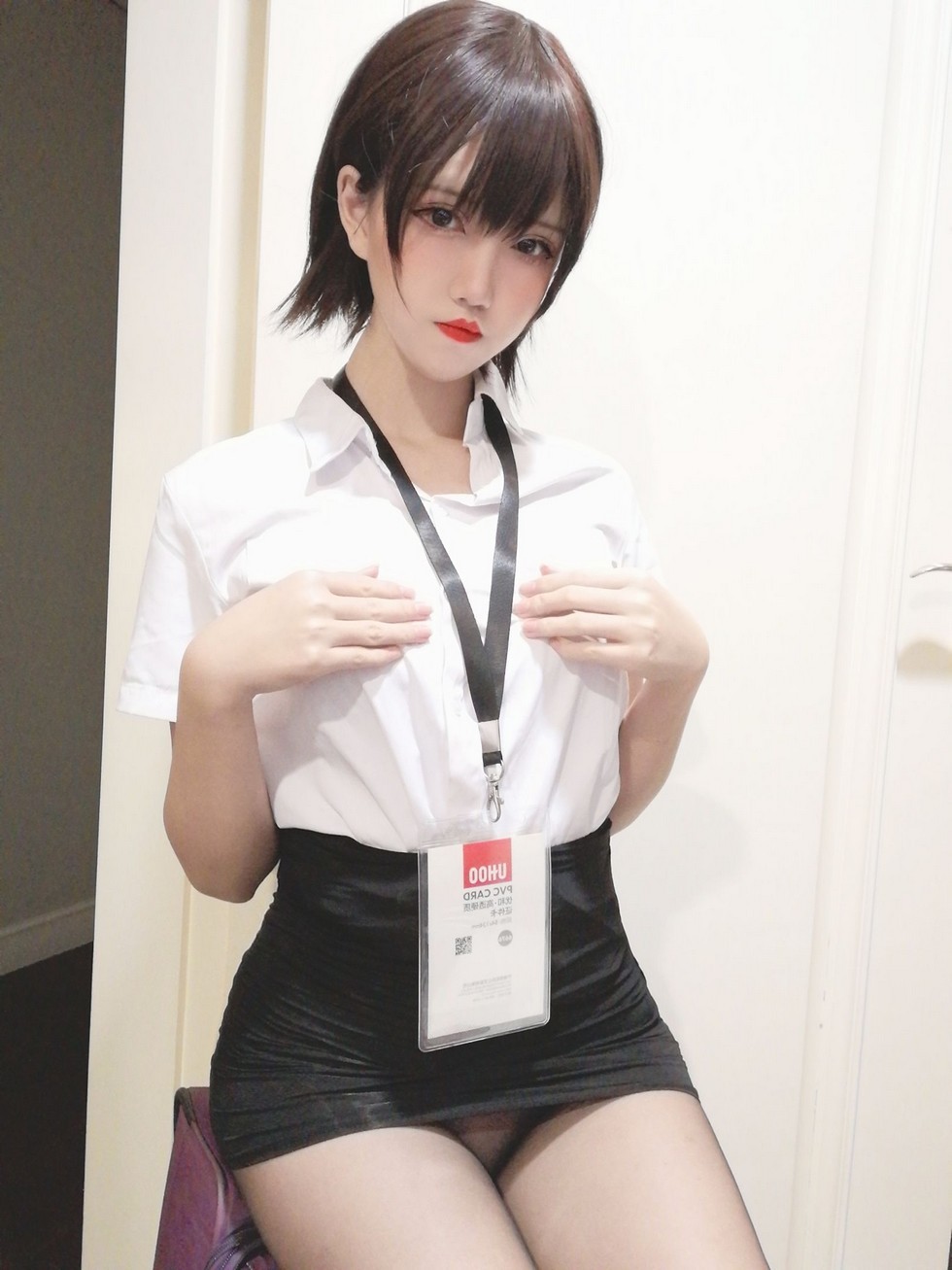 鬼马少女阿薰kaOri私房白衬衣配黑短裙黑丝OL+情趣露背毛衣秀豪乳诱惑写真59P