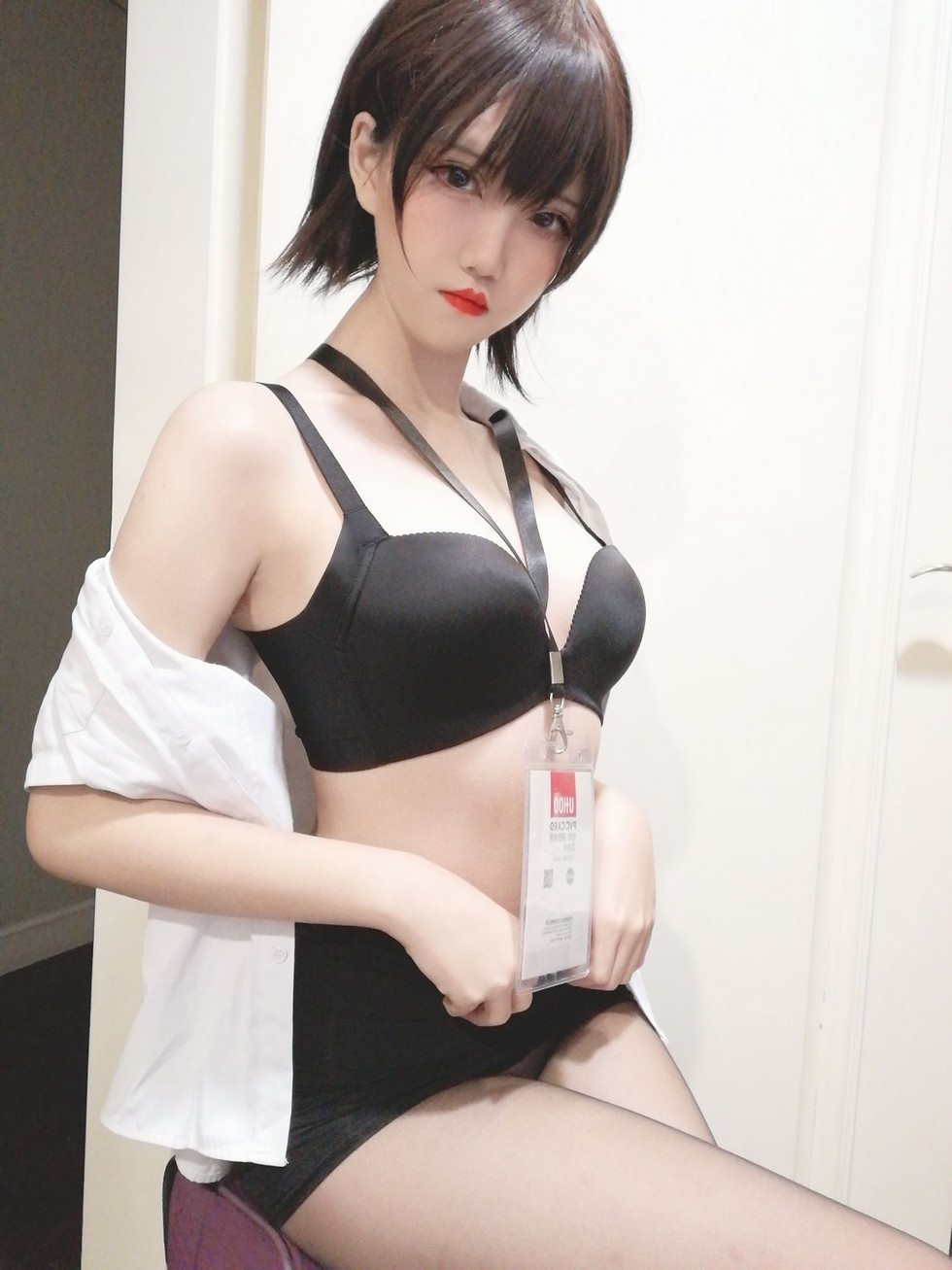 鬼马少女阿薰kaOri私房白衬衣配黑短裙黑丝OL+情趣露背毛衣秀豪乳诱惑写真59P