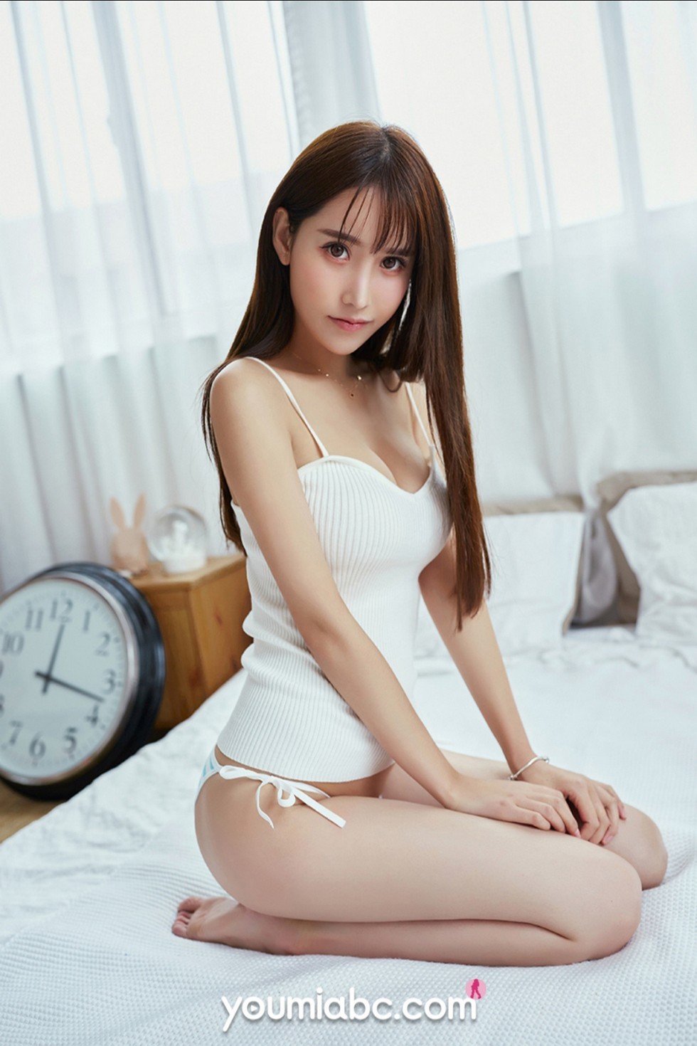 [YouMi尤蜜]Vol.556_嫩模婷婷私房性感白色吊带低胸秀豪乳半球撩人诱惑写真25P