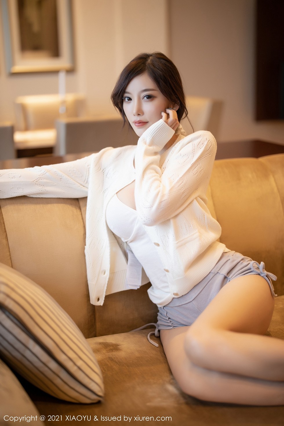 [XiaoYu画语界]Vol.447_女神杨晨晨sugar成都旅拍私房床上半脱肉丝裤袜诱惑写真51P