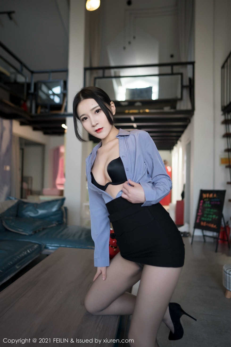 [FeiLin嗲囡囡]VOL.275_嫩模林煊煊职场秘书OL制服脱衬衣露性感黑色内衣诱惑写真44P